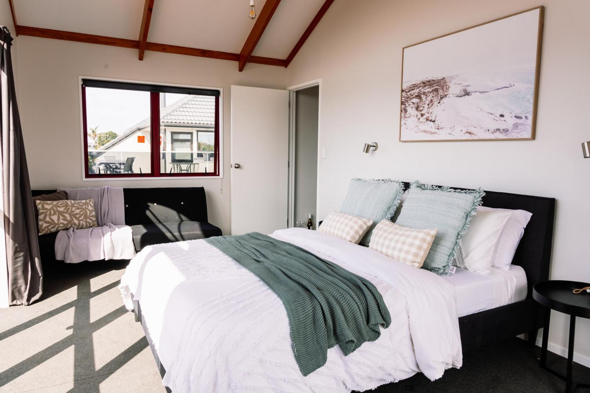 Sandbar Views Beachside Retreat - 100M From The Beach & Pets Welcome Papamoa Exterior photo